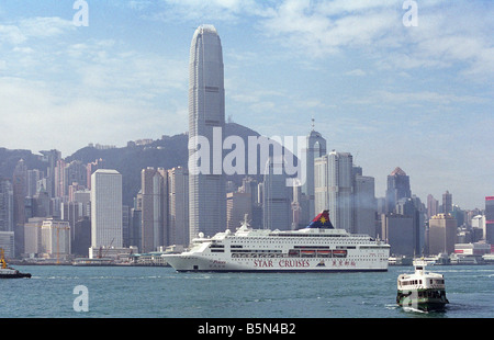 Star Cruises Liner e Ferry Boat Porto di Hong Kong Foto Stock