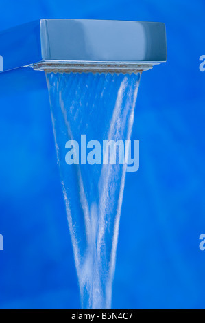 Flussi di acqua dal rubinetto domestica Foto Stock