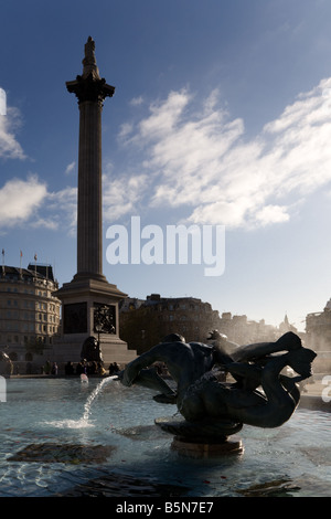 Colonna di Nelson e una fontana a Trafalgar Square a Londra importante punto di riferimento storico. Foto Stock