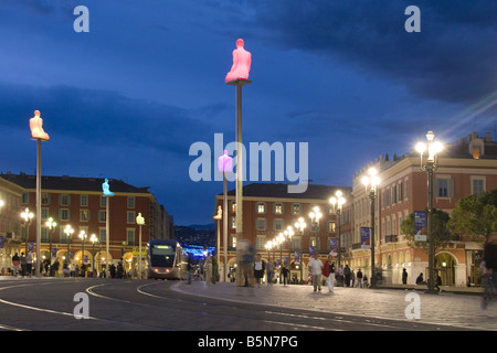 Francia - Francese Reviera NIZZA Place Massena nuove sculture del tram al crepuscolo Foto Stock