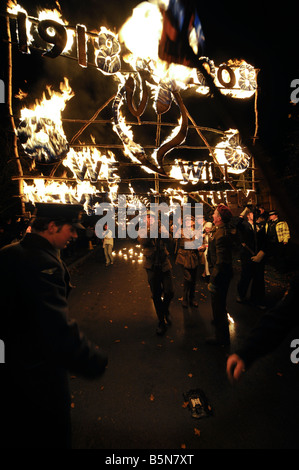 Notte dei falò celebrazioni in east hoathly nelle vicinanze del Lewes. Enorme firebanners sono portati attraverso il villaggio. Foto da Jim Holden. Foto Stock