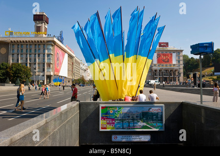 Giorno di indipendenza, ucraino bandiere nazionali battenti in Maidan Nezalezhnosti (Piazza Indipendenza), Kiev, Ucraina Foto Stock