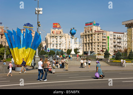 Giorno di indipendenza, ucraino bandiere nazionali battenti in Maidan Nezalezhnosti (Piazza Indipendenza), Kiev, Ucraina Foto Stock