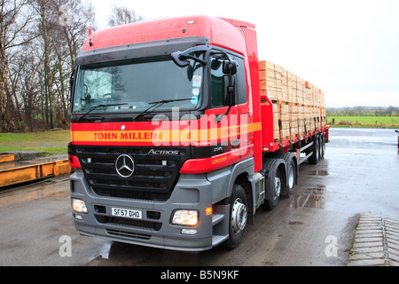 Mercedes-Benz carrello con carico di legname di legno Legname cantiere. Foto Stock