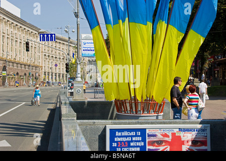 Giorno di indipendenza, ucraino bandiere nazionali battenti in Maidan Nezalezhnosti (Piazza Indipendenza), Kiev, Ucraina Foto Stock