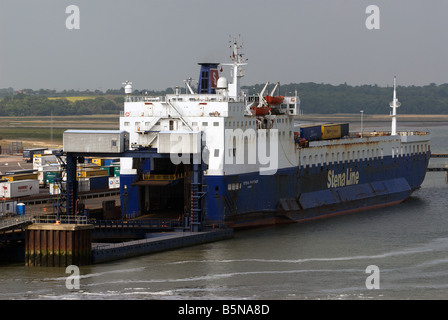 Stena Line Ro-Ro ferry di camion carichi di caricamento a Harwich International Port, Essex, Regno Unito. Foto Stock