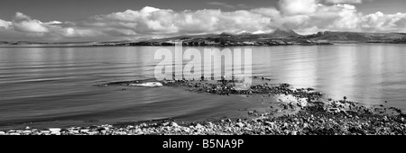 In bianco e nero di panoramica Gruinard Island o carbonchio isola come è anche noto, prese da un832 road, Wester Ross, Scozia Foto Stock