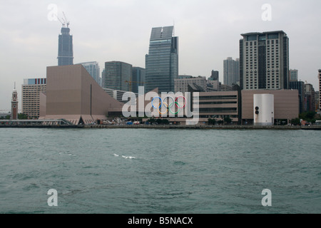 Anelli olimpici su Hong Kong Art Museum e Tsim Sha Tsui skyline Aprile 2008 Foto Stock