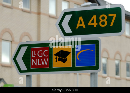 Aberystwyth signpost rivolta verso l'università e la Biblioteca Nazionale Foto Stock