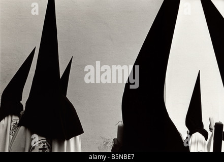 Incappucciati membri della Confraternita durante la Semana Santa processioni in Siviglia. Spagna Foto Stock