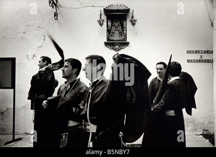 Membri della Confraternita durante la Semana Santa processioni in Siviglia. Spagna Foto Stock