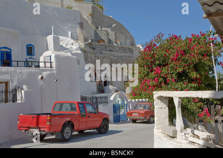 Street con red pick-up truck nel tradizionale villaggio di Imerovigli - Santorini Island, Grecia Foto Stock