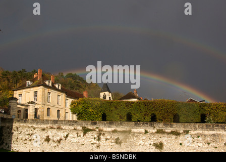 Doppio arcobaleno oltre La Roche Guyon Foto Stock