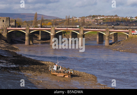 Piccola barca arenarsi utilizzati per la rimozione di rifiuti dal fango del fiume di marea Usk in Newport city centre South Wales UK Foto Stock