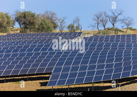 Il fotovoltaico o celle solari utilizzati per la raccolta di energia solare, a Casabermeja, Spagna Foto Stock