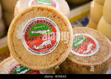 Locali di latte di pecora Formaggio, il mercato alimentare, Hania, Creta Foto Stock