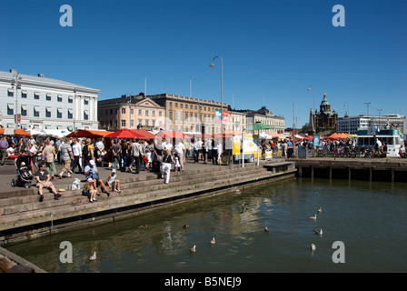 Mercato di domenica e bacino portuale Helsinki Finlandia Foto Stock