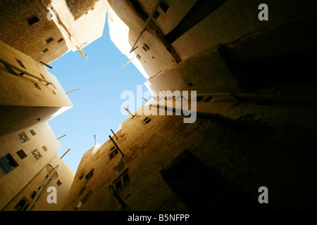 Cerca fino a Shibam Manhattan del deserto città murata con 7 piani in mattoni di fango grattacieli Hadramawt valley Yemen Foto Stock