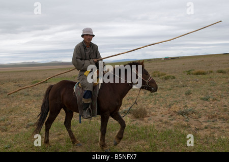 Un pastore mongolo in mongolo praterie. Foto Stock