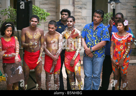 Bambini indigeni e il personale del collegio Djarragun situato vicino a Cairns assistere ad una cerimonia di danza. Foto Stock