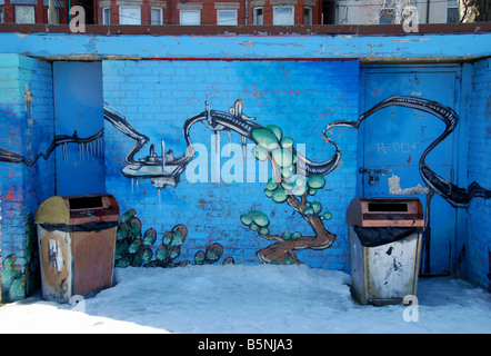 Graffiti sul lato di una memorizzazione comunale edificio nel centro di Toronto Ontario Canada Foto Stock