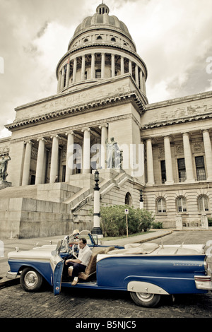 Vecchia vettura americana di fronte al Capitolio palazzo della vecchia Havana Cuba Foto Stock