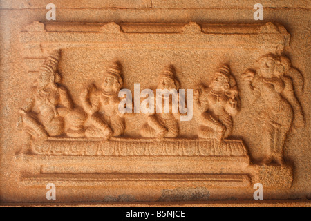 Le figure sulla parete di un antico tempio indù dedicato a Shiva presso l'antico sito di Hampi, Karnataka, India Foto Stock