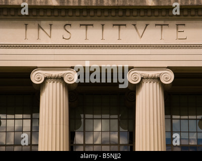 La facciata di edificio 10 del Massachusetts Institute of Technology campus in Cambridge ma come si è visto su 10 2 08 Foto Stock