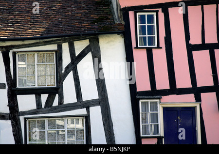 Dettagli di molto vecchie case storte a Lavenham in Suffolk Foto Stock