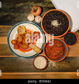 Assortiti cubano tipici piatti sulla tavola boschive Foto Stock