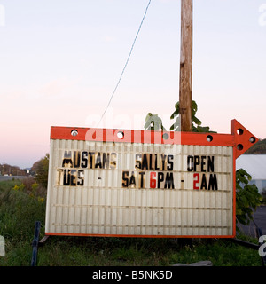 Ore segno per strip club Mustang Sally s in Danville PA USA Ottobre 2008 Foto Stock