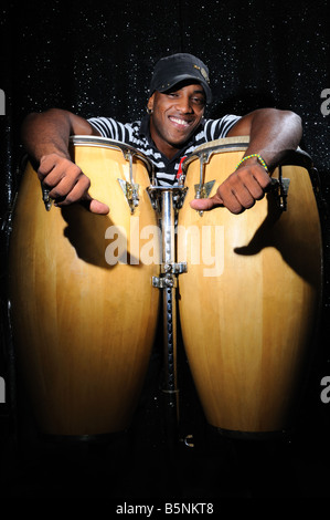 Ritratto di giovane percussionista latino con african bongo tamburo Foto Stock