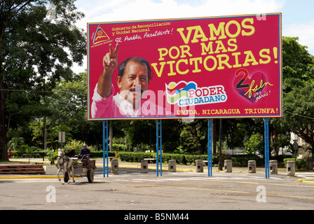 FSLN cartellone elettorale mostra Daniel Ortega in downtown Managua, Nicaragua Foto Stock