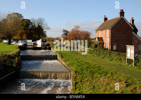 Bloccare i detentori cottage a serratura Papercourt sul Wey navigazione nel Surrey, Inghilterra. Foto Stock