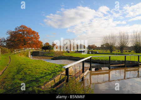 Serratura Papercourt sul Wey navigazione nel Surrey, Inghilterra. Foto Stock