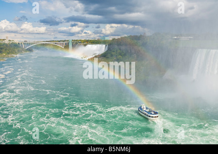 Le cameriere della nebbia crociera in barca con i turisti in blu impermeabili cascate Horseshoe sul fiume Niagara Ontario Canada Foto Stock