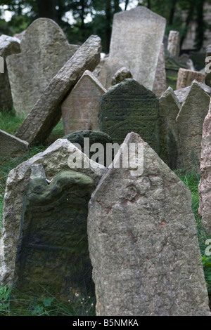 Affollato di lapidi vecchio cimitero ebraico Josefov QUARTIERE EBRAICO DI PRAGA REPUBBLICA CECA Foto Stock