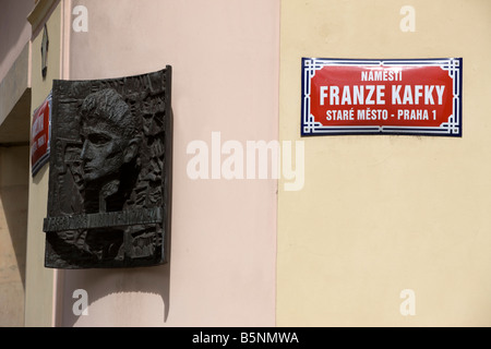 Busto di Kafka natali placca FRANZE KAFKY Piazza Città Vecchia Staré Mesto Praga REPUBBLICA CECA Foto Stock