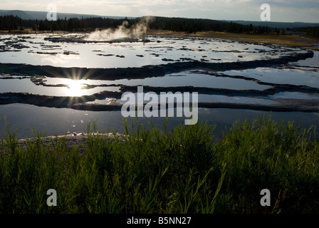 Sole riflesso Piscine geotermali lungo Firehole lake drive il Parco Nazionale di Yellowstone Wyoming Foto Stock