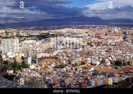 Una vista di Alicante vista dal castello di Castille de Santa Bárbara con la Plaza de Toros prominente a sinistra del centro. Foto Stock