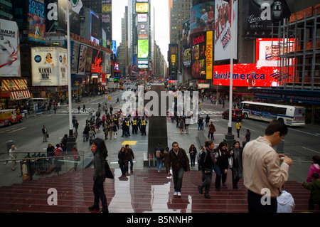 La nuova Piazza Duffy dietro il rinnovato TKTS ticket booth in Times Square Foto Stock