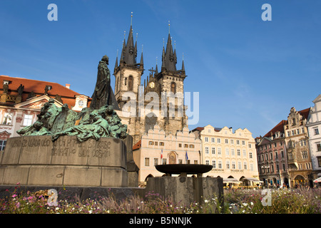 JAN HUS statua Chiesa Tyn città vecchia piazza Staromestske Namesti PRAGA REPUBBLICA CECA Foto Stock