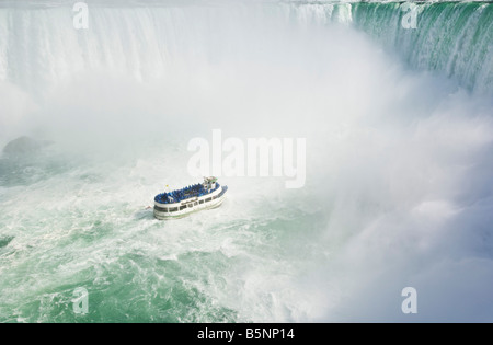 Le cameriere della nebbia crociera in barca con i turisti in blu impermeabili Horseshoe Falls Cascate del Niagara sul fiume Niagara Ontario Canada Foto Stock