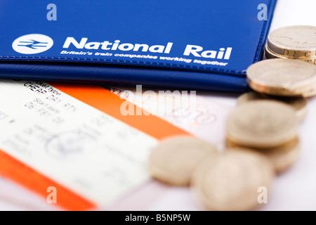 I biglietti del treno e della National Rail railcard con cancelletto monete in background Foto Stock