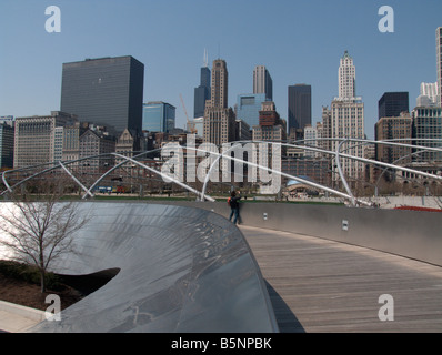 Il Loop come visto da BP (Ponte di Frank Gehry, 2004). Il Millennium Park. Chicago. Illinois. Stati Uniti d'America Foto Stock