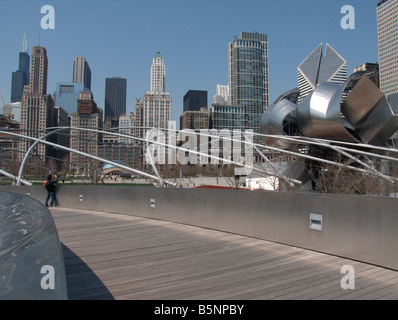 Il Loop come visto da BP (Ponte di Frank Gehry, 2004). Il Millennium Park. Chicago. Illinois. Stati Uniti d'America Foto Stock