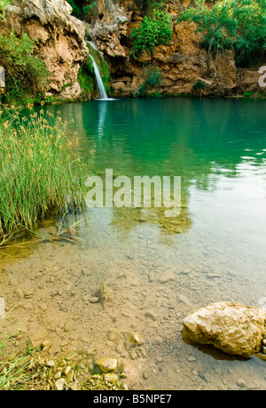 Bella cascata di morire in un piccolo lago chiamato Hells stagno Foto Stock