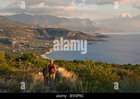 Walkers su una Kalderimi, percorso di pietra, al di sopra della superficie di Mani coast guardando verso il basso sulla Kardamyli, MESSINIA, PELOPONNESO Meridionale, Grecia Foto Stock