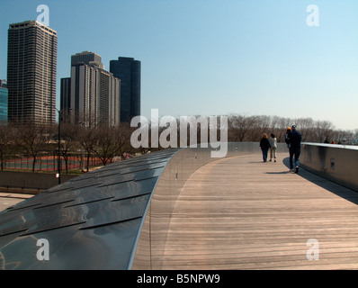 Grattacieli come visto da BP (Ponte di Frank Gehry, 2004). Il Millennium Park. Chicago. Illinois. Stati Uniti d'America Foto Stock