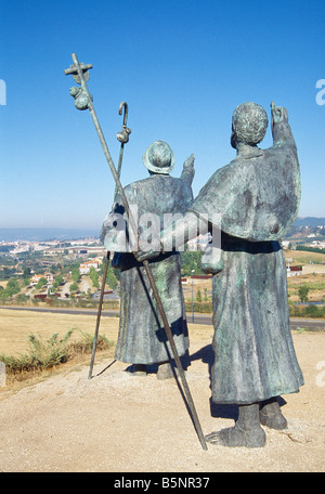 Le sculture di due pellegrini. Monte do Gozo. Santiago de Compostela. La Coruña provincia. La Galizia. Spagna. Foto Stock